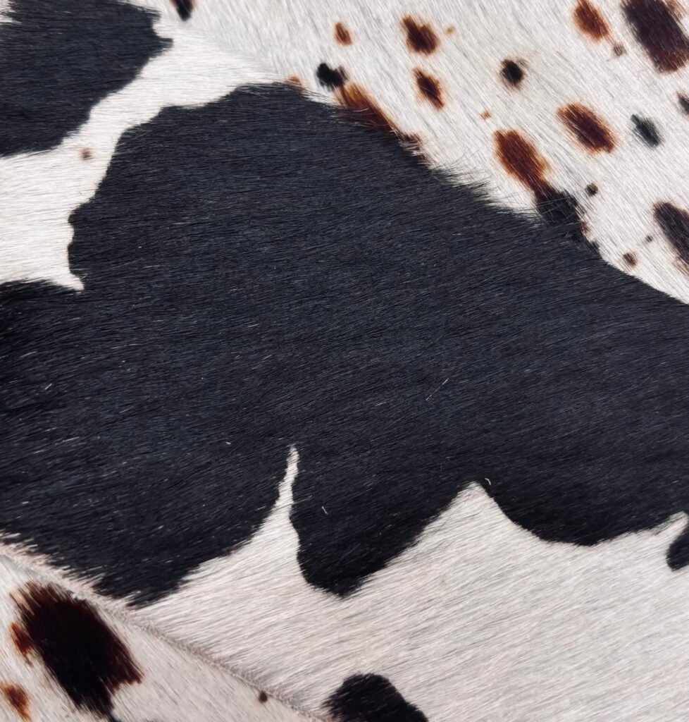 Textura de piel natural auténtica con pelo. Authentic natural leather texture showing raw material quality.