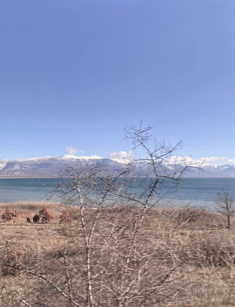 Paisaje natural de lago y montañas que inspira el diseño atemporal y la filosofía de moda sostenible de Risemberg.